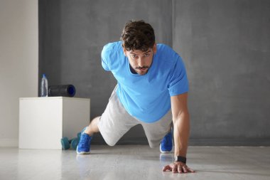 bir elle itme yapan erkek