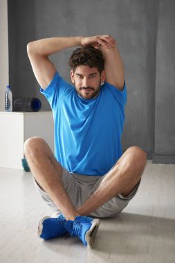 adam egzersiz rutin sırasında germe 
