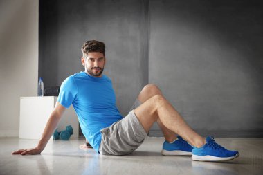 Genç antrenör spor salonunda rahatlatıcı