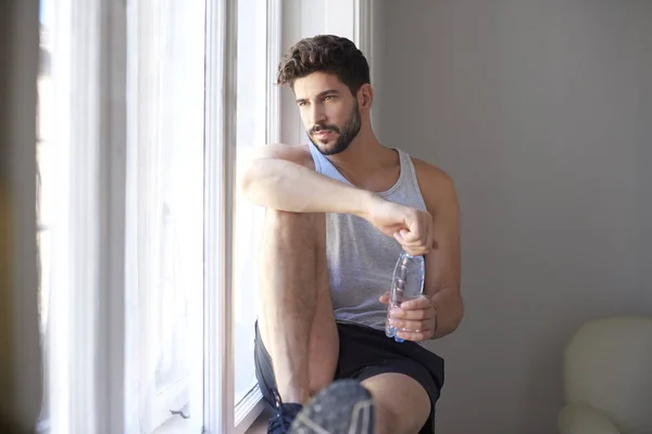 Joven relajándose en el alféizar de la ventana —  Fotos de Stock