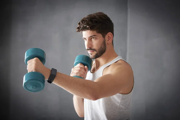 Hombre haciendo ejercicio con pesas —  Fotos de Stock