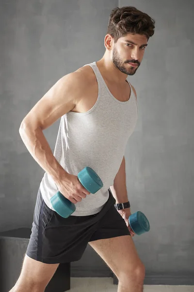 Hombre haciendo ejercicio con pesas en el gimnasio —  Fotos de Stock