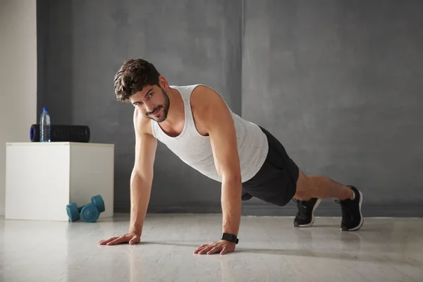 Man doing push up in gym — Stock Photo, Image