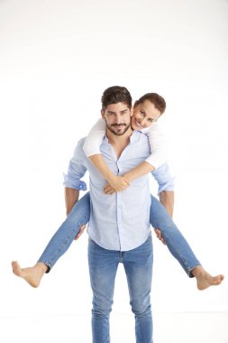 Kız arkadaşına sırtlama veren adam. 