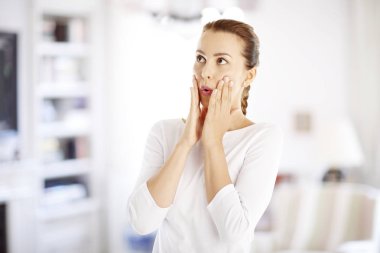 sürpriz kadın odada