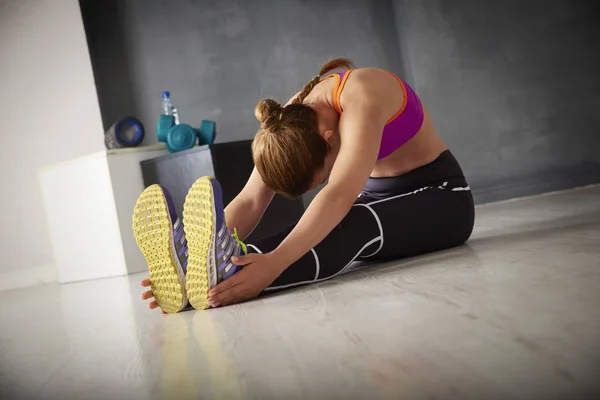 Young woman stretching — Stock Photo, Image