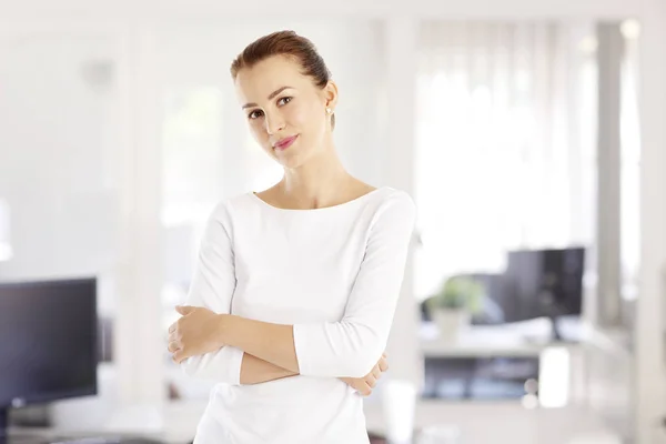 Business woman standing at the office . — стоковое фото