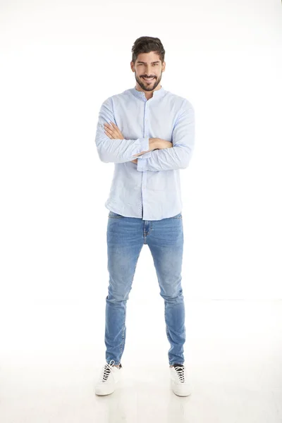 Man standing with arms crossed — Stock Photo, Image