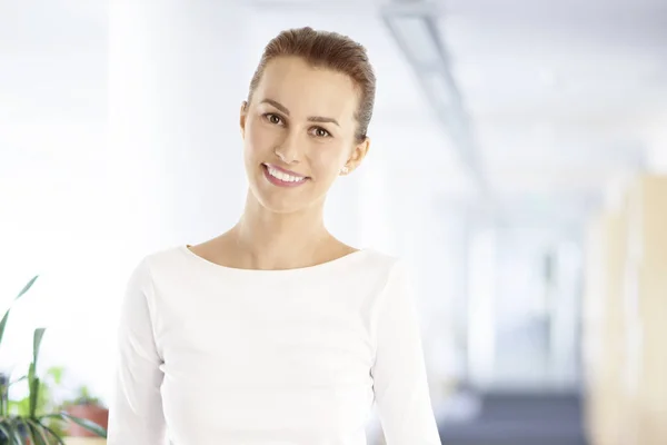 Lächelnde junge Frau — Stockfoto