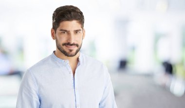 gülümseyen genç adam