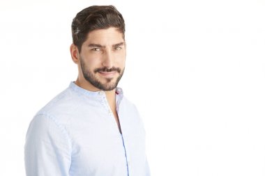 Yakışıklı genç adam.