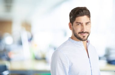 ofiste ayakta işadamı. 