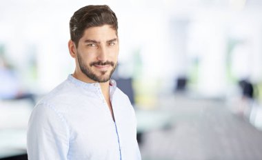 ofiste ayakta işadamı. 