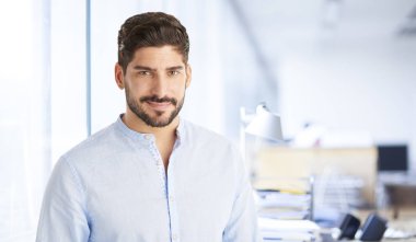 ofiste ayakta işadamı. 