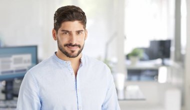 ofiste ayakta işadamı. 