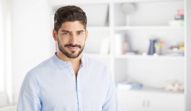 evde duran genç adam