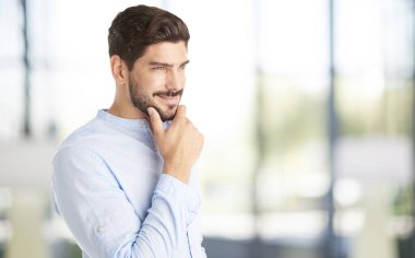 çene üzerinde el ile genç adam