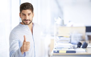 İşadamı onay veriyor