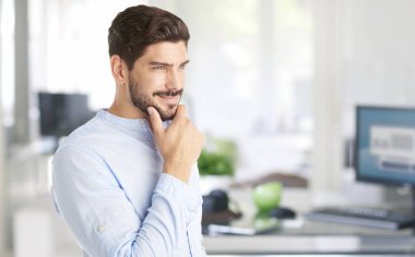 çene üzerinde el ile genç adam