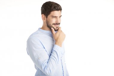 çene üzerinde el ile genç adam