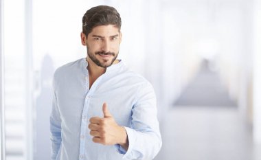 başparmak vazgeçerek genç adam