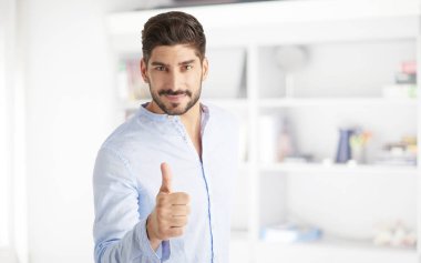 başparmak vazgeçerek genç adam