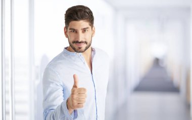 başparmak vazgeçerek genç adam