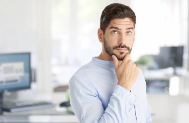 Genç adam yukarı bakıyor.