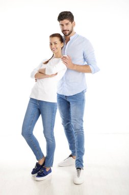 Birlikte duran genç çift.