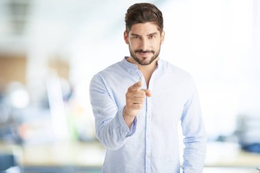 kameraya gösteren işadamı