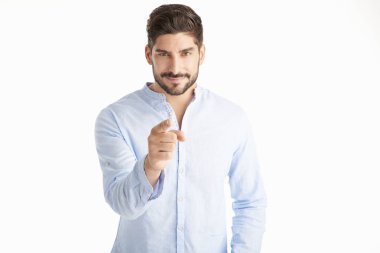 Genç adam kamerayı işaret ediyor.