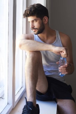 bir şişe su tutarak eğitmen