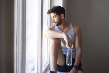 bir şişe su tutarak eğitmen