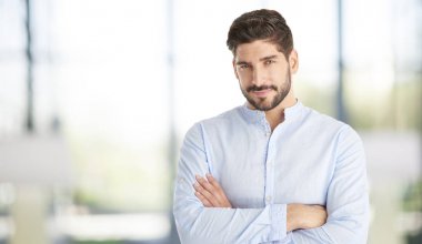 Kolları bağlı bir adam