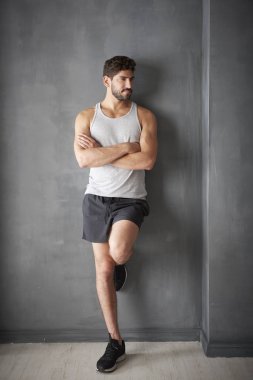 Kolları bağlı bir adam 