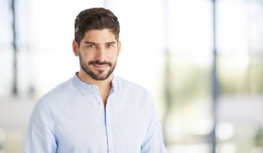 gülümseyen genç adam portresi 