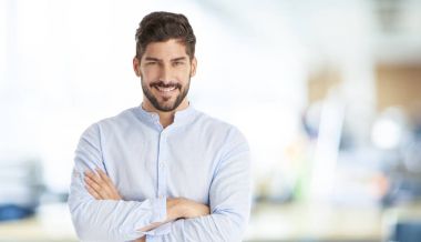 Kolları bağlı bir adam