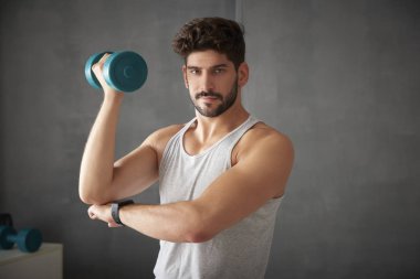 Genç adam dambıl kullanarak