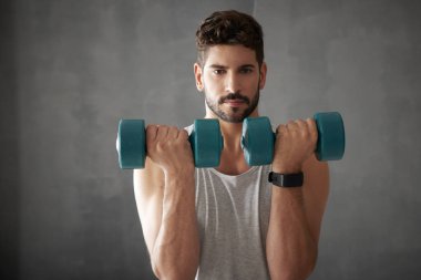 Genç adam dambıl kullanarak