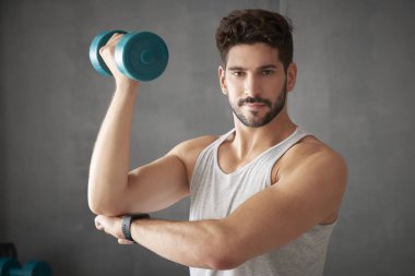 Genç adam dambıl kullanarak