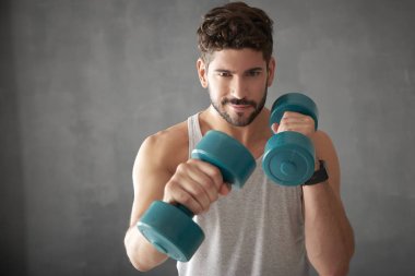 Genç adam dambıl kullanarak