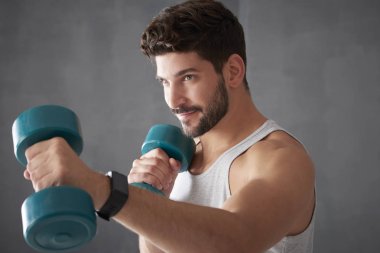 Genç adam dambıl kullanarak