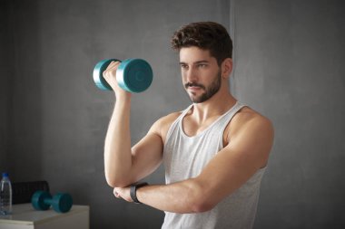 Genç adam dambıl kullanarak