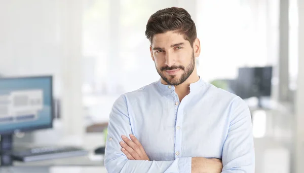 Businessman standing with arms crossed — Stock Photo, Image