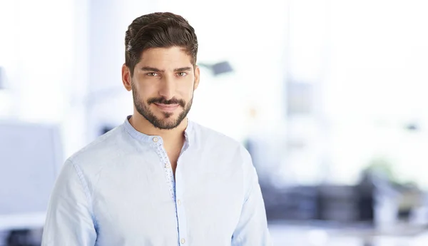 Hombre de negocios de pie en la oficina . —  Fotos de Stock