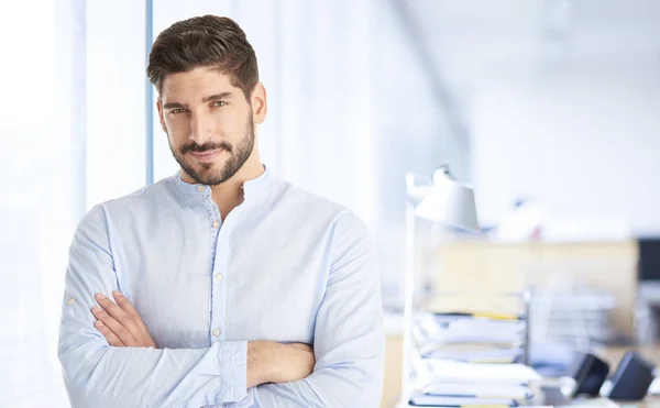 Empresario de pie con los brazos cruzados — Foto de Stock