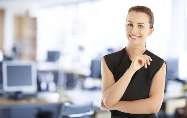 Geschäftsfrau steht im Büro — Stockfoto