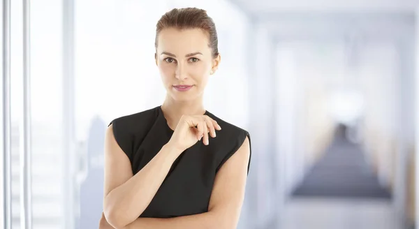 Business woman standing at the office — стоковое фото