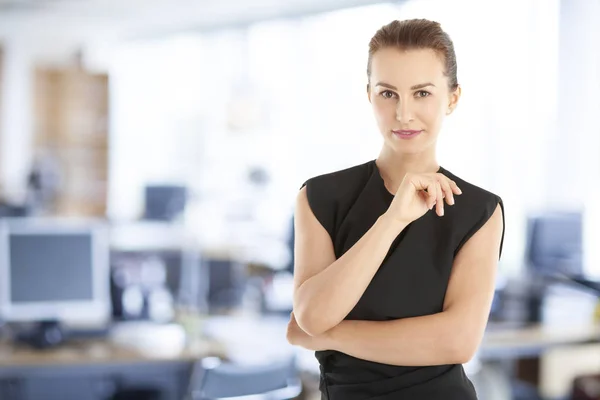 Geschäftsfrau steht im Büro — Stockfoto