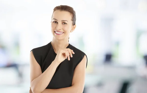 Affärskvinna som stående på kontoret — Stockfoto